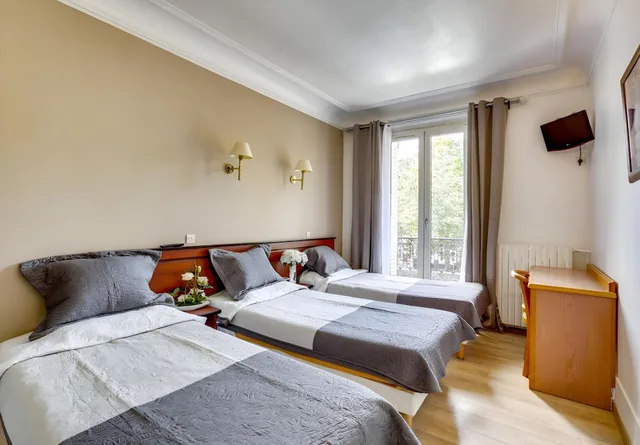 غرفة ثلاثية بسرير مزدوج وسرير فردي، HOTEL DU SQUARE D ANVERS 1/8