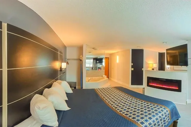 جناح بسرير كينج بجاكوزي، Coratel Inn & Suites by Jasper Hastings 5/10