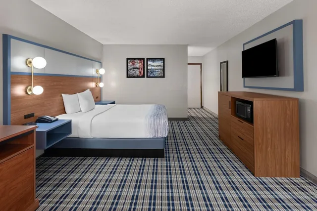 غرفة بسرير كوين لذوي الإعاقة، AmericInn by Wyndham Appleton Downtown 3/10