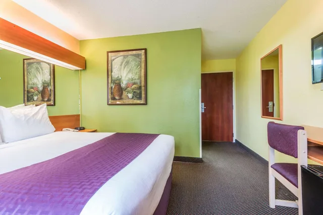 غرفة قياسية بسرير كوين، Microtel Inn Suites By Wyndham Auburn 2/4