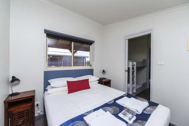 كابينة بسرير كوين وسرير بطابقين يُسمح فيها بالحيوانات الأليفة، Reflections Holiday Parks Nambucca Heads 2/5