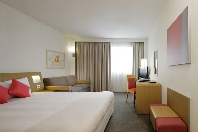 Standard, Queen Bed, Sofa, Novotel Southampton 1/10