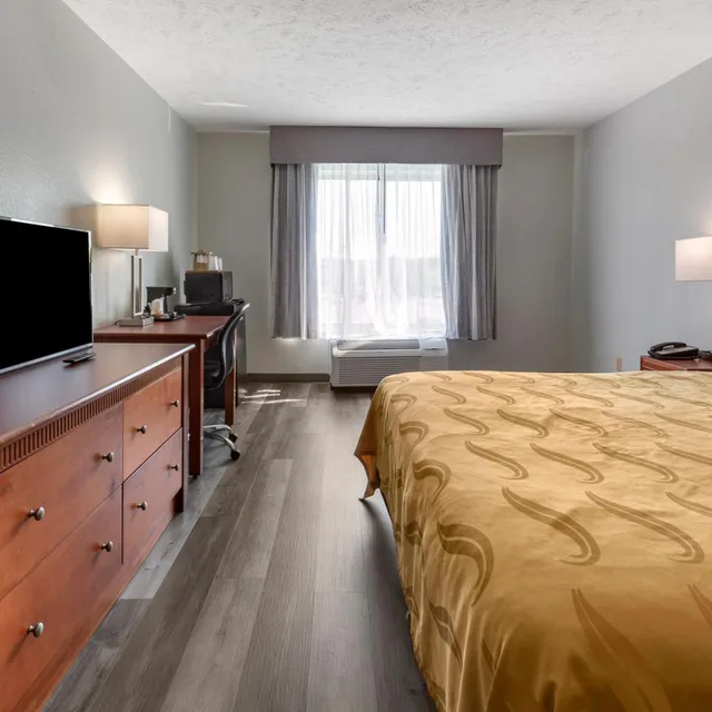 غرفة بسرير كينج بحوض استحمام لذوي الإعاقة، Quality Inn Fayetteville near Fort Bragg 3/5