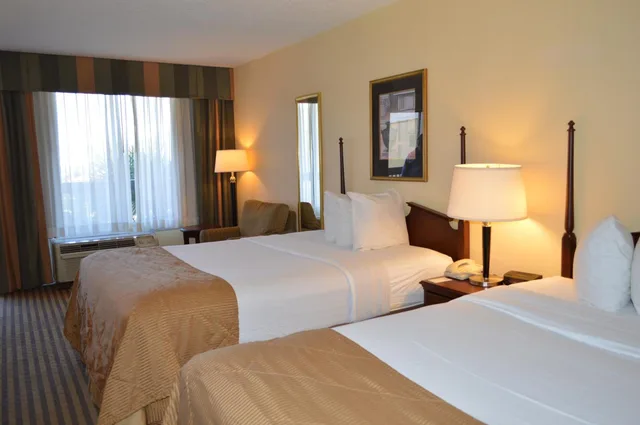 غرفة قياسية بسرير كوين، Opal Hotel and Suites 1/2