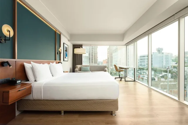 غرفة بسرير كينج بإطلالة على المدينة، Courtyard Lima Miraflores 2/7