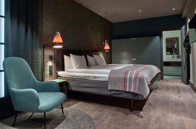 Room, Single, King Bed, No Window، Downtown Camper By Scandic 2/4