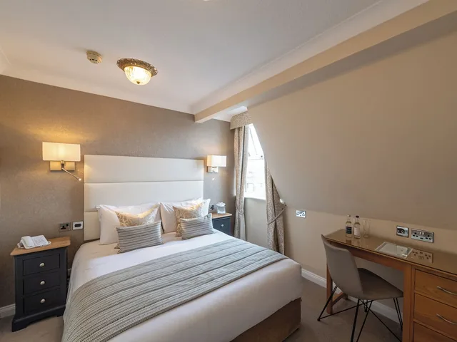 Comfort, Double Bed, The Royal Fortescue 2/2