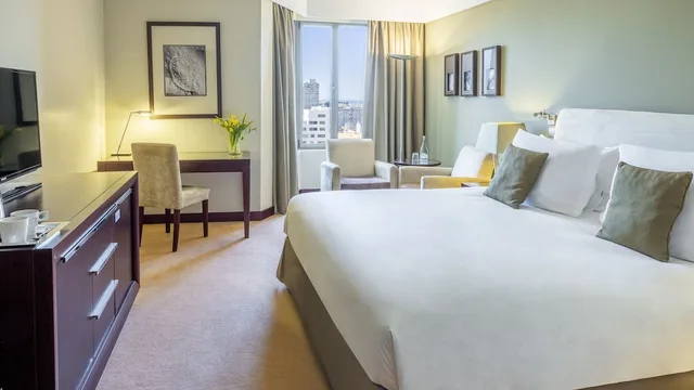 غرفة قياسية بسرير كينج بإطلالة على المدينة، Crowne Plaza Porto 1/3