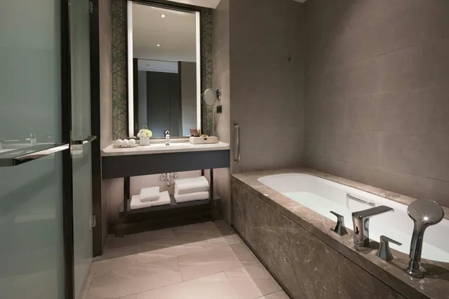 غرفة ديلوكس بسريرين منفصلين بإطلالة على البحر بشرفة، DoubleTree by Hilton Qingdao Oriental Movie Metropolis 6/6
