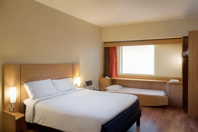 Standard, Street View، Ibis Valparaiso 2/3