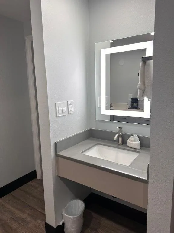 غرفة بسريرين مزدوجين بمطبخ، Studio6 Eureka, CA - Old Town 8/10