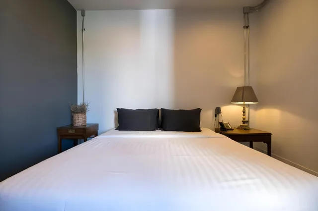 غرفة ديلوكس بسرير كينج بشرفة، Iron32 Hotel Bar And Bistro 1/1