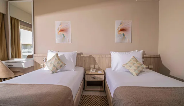 غرفة بسرير كينج بإطلالة على المسبح، Amarina Abu Soma Resort and Aquapark 3/8