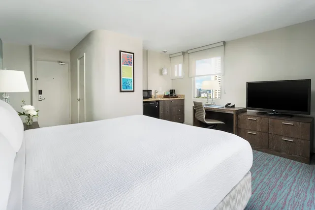 غرفة ديلوكس بسرير كوين بشرفة، Courtyard By Marriott Waikiki Beach 2/7