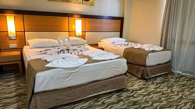 غرفة قياسية بسرير كوين وسرير فردي بإطلالة على البحر، Prenses Sealine Beach Hotel 3/4