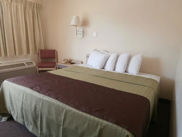 Room, King Bed, Americas Best Value Inn Lake City 2/6