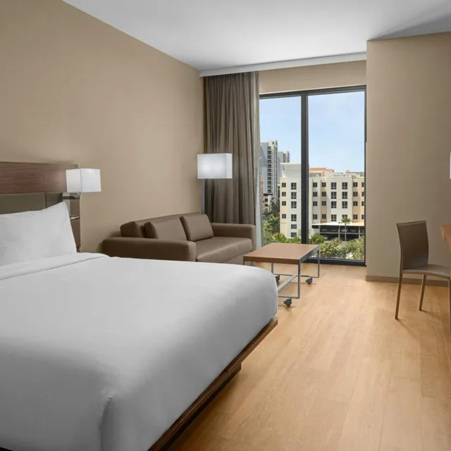 Room, King Bed, Partial Water View, Sofa، AC Hotel by Marriott Clearwater Beach 4/10