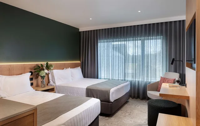 غرفة ديلوكس بسرير كوين بإطلالة على المسبح، Rydges Rotorua 1/2