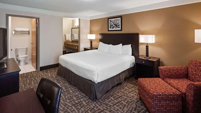 غرفة بسرير كوين بحوض استحمام لذوي الإعاقة، Best Western Plus Peoria 2/6