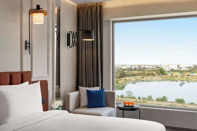 غرفة بسرير كينج لذوي الإعاقة، Ramada Encore by Wyndham Indore Nipania 4/7