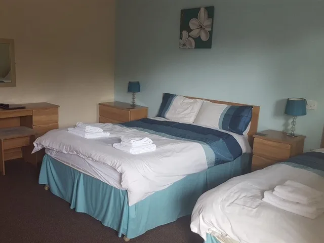 جناح بسرير مزدوج وسريرين منفصلين، The Village Inn 1/2