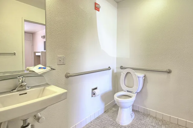 غرفة ديلوكس بسرير مزدوج لذوي الإعاقة، Motel6 Tulare, CA 7/8