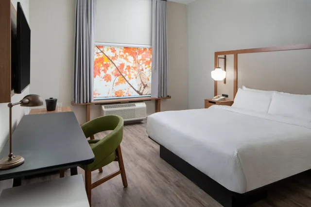 غرفة قياسية بسرير كينج، Fairfield Inn & Suites Lake Charles Sulphur 1/5