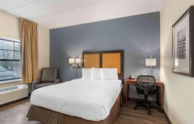 غرفة بسرير كينج بمطبخ لذوي الإعاقة، Studio 6 Corporate Extended Stay Chicago Lisle IL 3/10