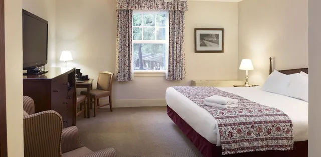 غرفة بسرير مزدوج في المبنى الرئيسي، Harrison Resort Hot Springs 1/2
