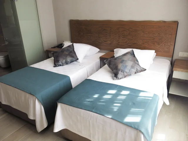 غرفة قياسية بسريرين منفصلين وسرير كينج، Galatahan Hotel 1/3