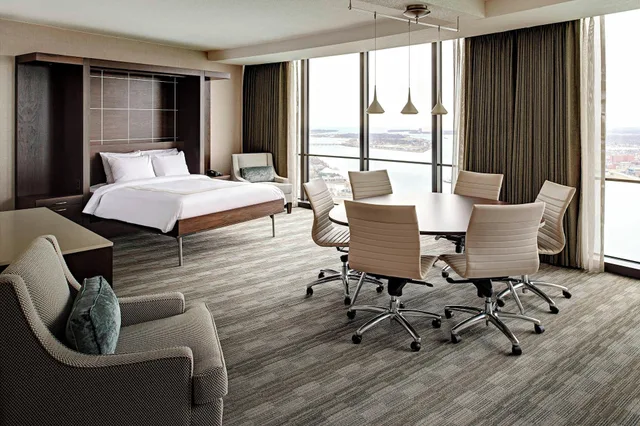 غرفة كبيرة بإطلالة على المدينة بغرفة نوم واحدة، Marriott Detroit At the Renaissance Center 1/2
