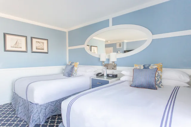 غرفة بسريرين مزدوجين بإطلالة جزئية على البحر، Portofino Hotel And Marina 2/2