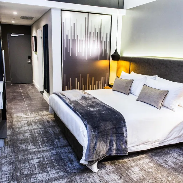 جناح سوبيريور بسرير كينج، The Capital Mirage 6/10