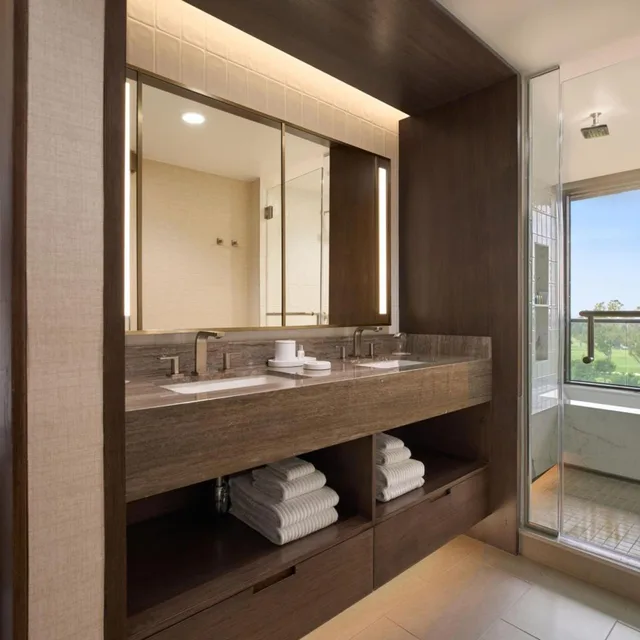 Sanctuary, Retreat, King Bed, Partial Ocean View، VEA Newport Beach, A Marriott Resort & Spa 2/2