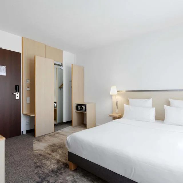 غرفة قياسية بسرير كينج وسرير كوين لذوي الإعاقة، Novotel Berlin Mitte 2/7