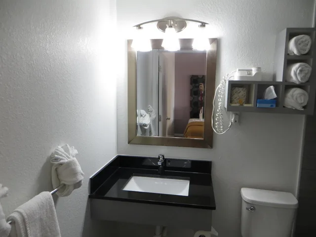 Room, 2 Queen Beds, Partial View، Arya Blu Inn and Suites (Ex Days Inn Ormond Beach Mainsail Oceanfront) 8/8