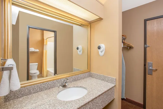 Room, King Bed, Days Inn by Wyndham Worthington 2/2