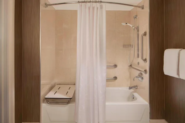 غرفة بسرير كينج في طابق منخفض، Sheraton DFW Airport Hotel 3/8
