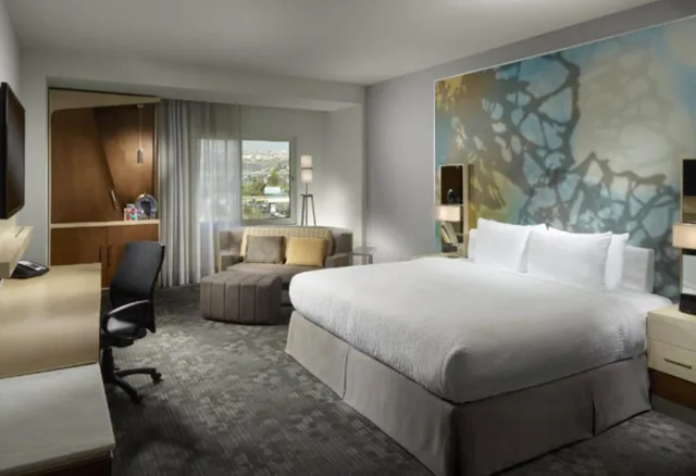 غرفة قياسية بسرير كينج مع أريكة، Courtyard by Marriott Queretaro 2/4