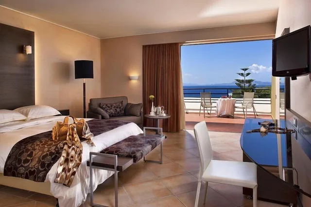 غرفة قياسية بسريرين منفصلين بإطلالة على البحر مع أريكة، Olympic Palace Resort Hotel and Convention Center 3/3