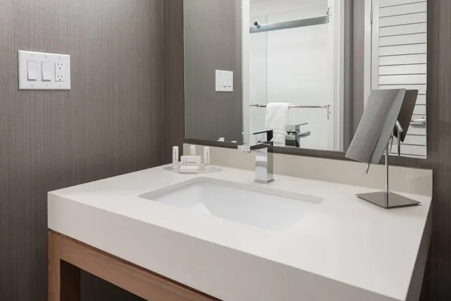 Suite, King Bed, Dining Area, Sofa, Accessible، Courtyard By Marriott Toronto Vaughan 5/5