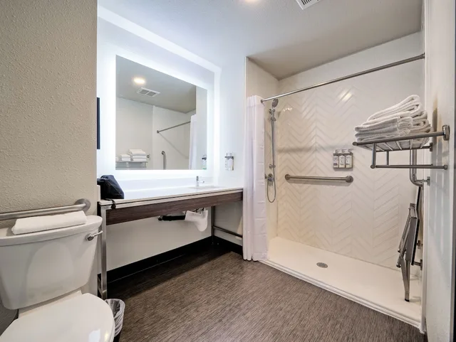 غرفة قياسية بسريرين كوين لذوي الإعاقة، Holiday Inn Tacoma Mall 5/6