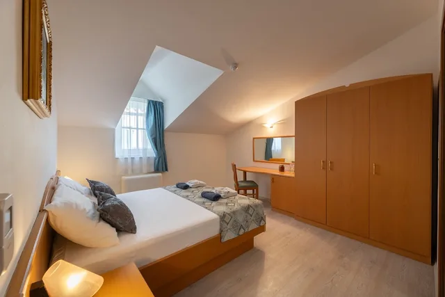 Royal, King Bed, Sofa, Hotel Villa Fontana 2/4