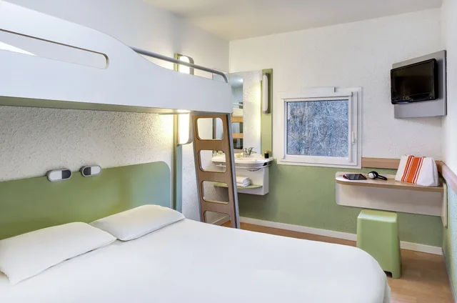 غرفة ثلاثية بسرير مزدوج وسرير بطابقين، Ibis Budget Versailles Trappes 1/7