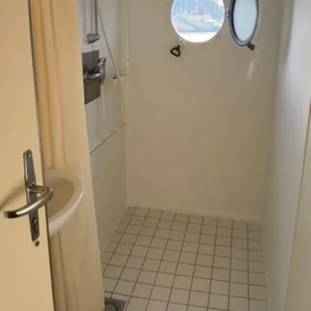 كابينة غربية بسرير مزدوج بحمام مشترك، Eastern Comfort Hotel & Hostelboat 10/10