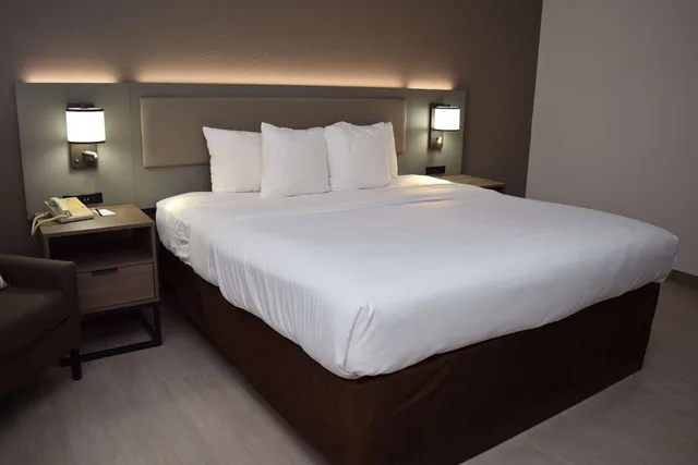 Room, King Bed, Comfort Inn & Suites Syracuse-Carrier Circle 2/8