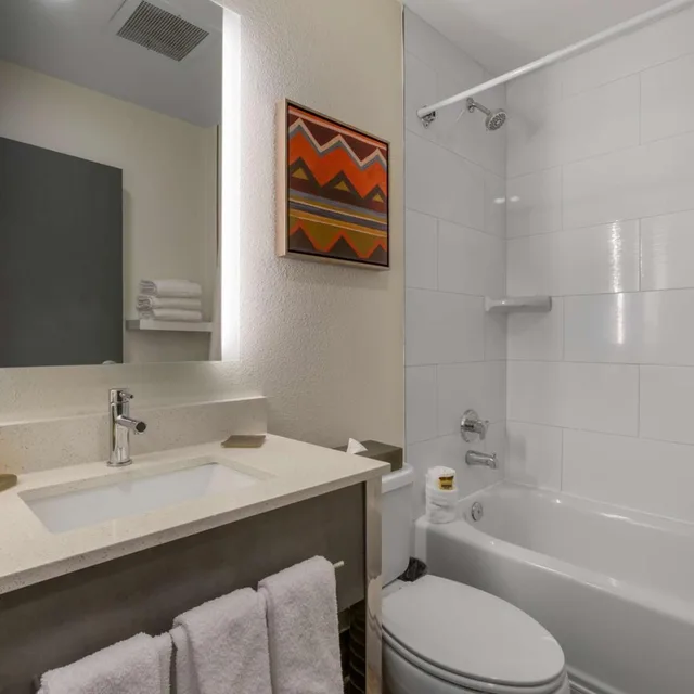 جناح بسرير كينج بحوض استحمام لذوي الإعاقة، Best Western Plus Yuma Foothills Inn & Suites 5/6