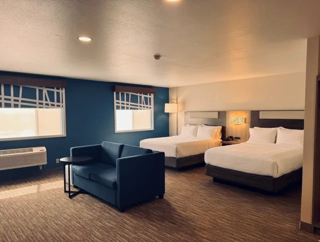Suite, 2 Queen Beds, Holiday Inn Express Pendleton 2/5