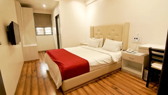 Renovated, Deluxe, King Bed، Hotel Amrta 1/10