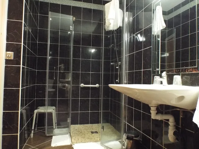 غرفة بسرير مزدوج لذوي الإعاقة، HOTEL SAINT MARTIN 10/10